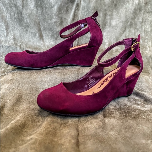 AMERICAN RAG Burgundy Faux Suede SZ 7.5 Ankle Strap Wedge w/ back Zip Closure - Picture 10 of 16